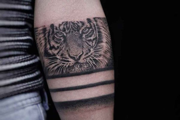 王者风范，手臂点刺老虎写实纹身