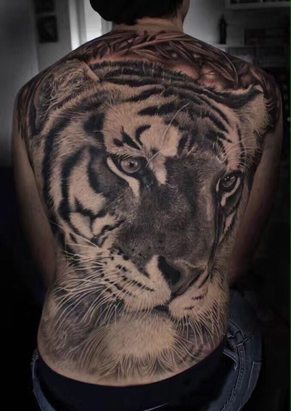 柔情似水，满背老虎写实纹身