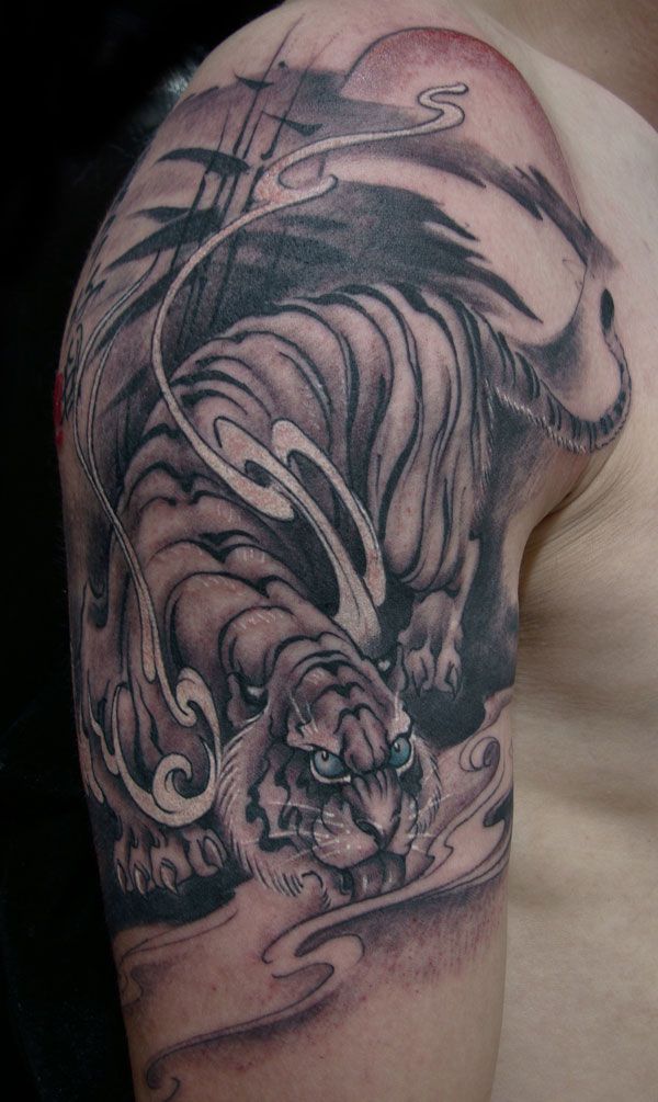 胳膊上的下山虎纹身