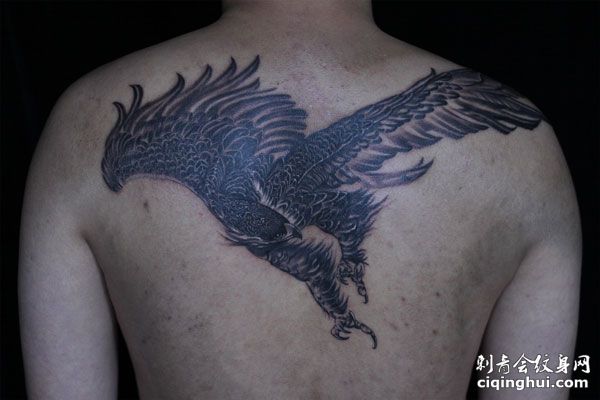 背部黑色大鹏鸟纹身图案