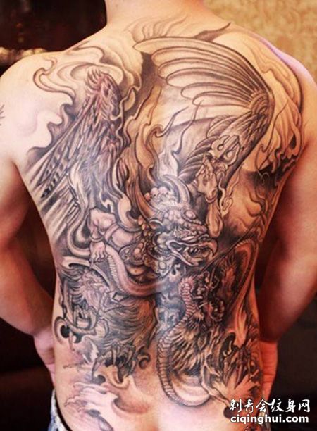 满背大鹏鸟纹身图片