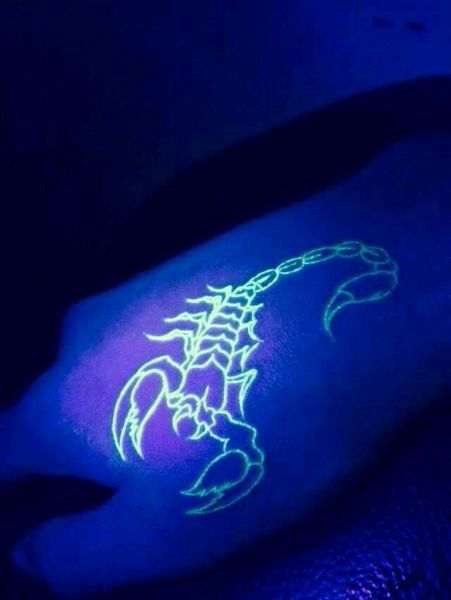 手部超酷霸气夜光蝎子经典刺青图案