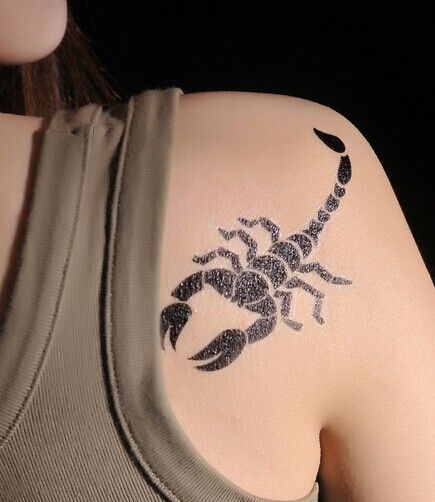 肩部蝎子另类纹身图案