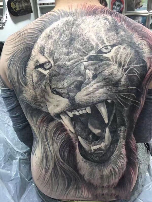 怒之咆哮，满背写实狮子纹身图案