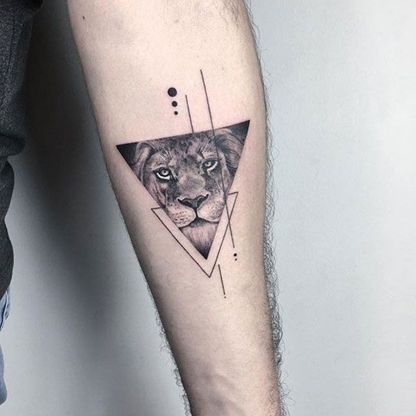 手臂三角面里的狮子纹身图案