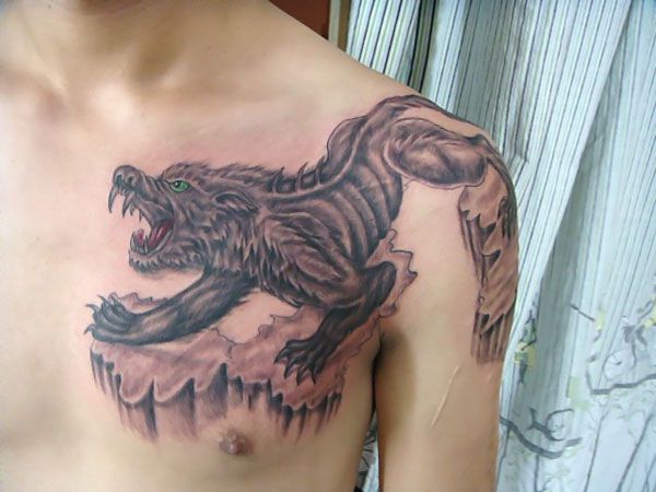 肩头的狼纹身图案