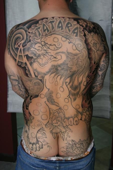 满背唐狮子纹身图案