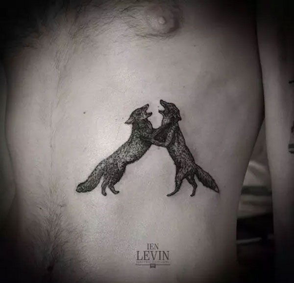 胸下的两只狼纹身图案