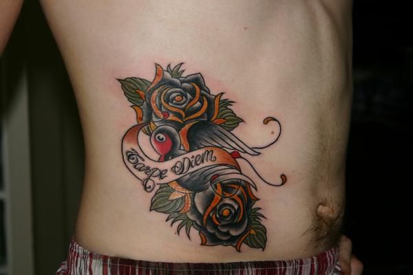 小腹上的玫瑰花燕子纹身图案