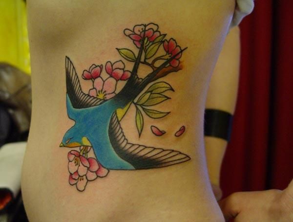 腰侧的樱花燕子纹身图案