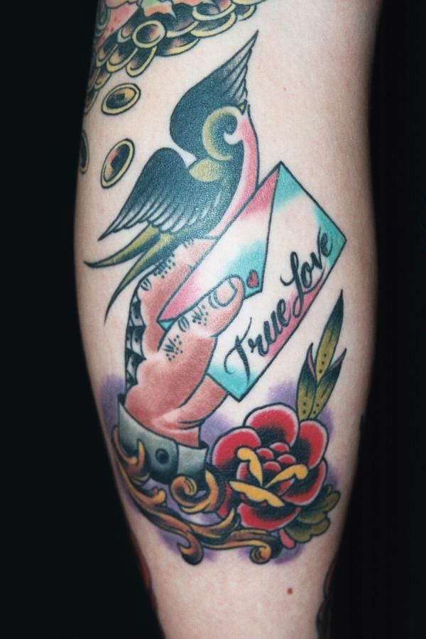 小腿上的燕子手玫瑰纹身图案