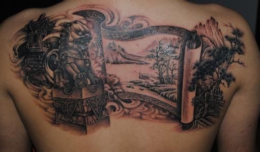 后背上的画卷石狮子纹身图案