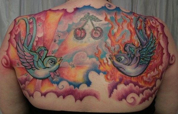 后背上的燕子与樱桃纹身图案