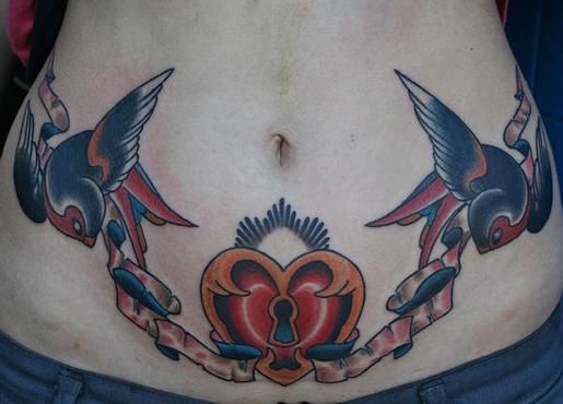 小腹上的燕子与锁纹身图案