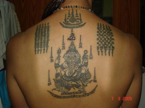 满背经文纹身与大象艺术纹身图案