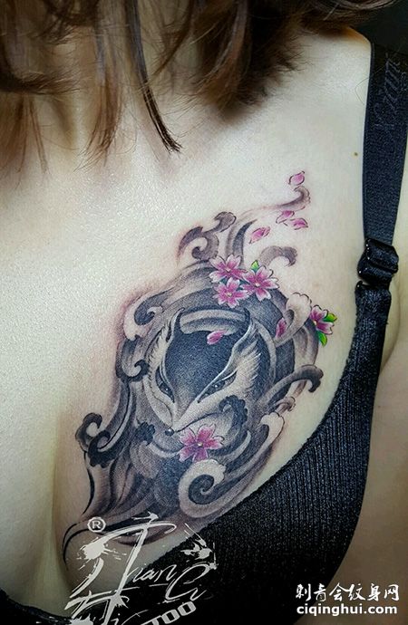 女生胸部性感的狐狸纹身图案