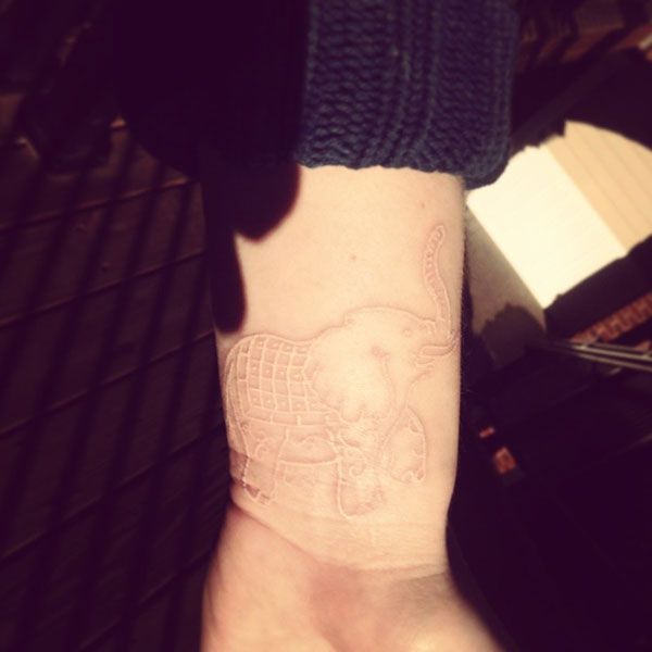 手腕处隐形鸽子血大象纹身图案