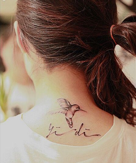 优雅燕子颈部纹身