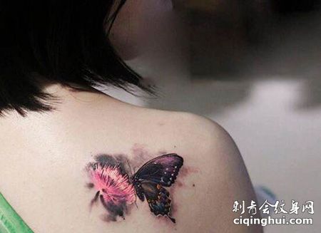 女生肩部精美的蝴蝶纹身图片