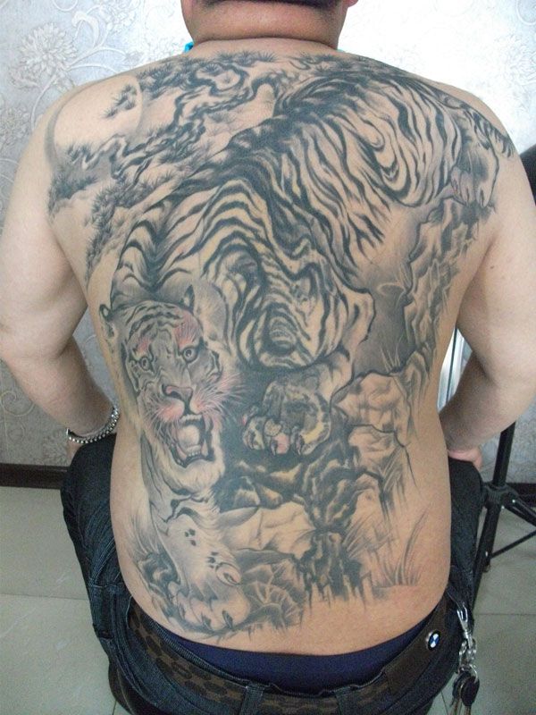 满背下山虎纹身