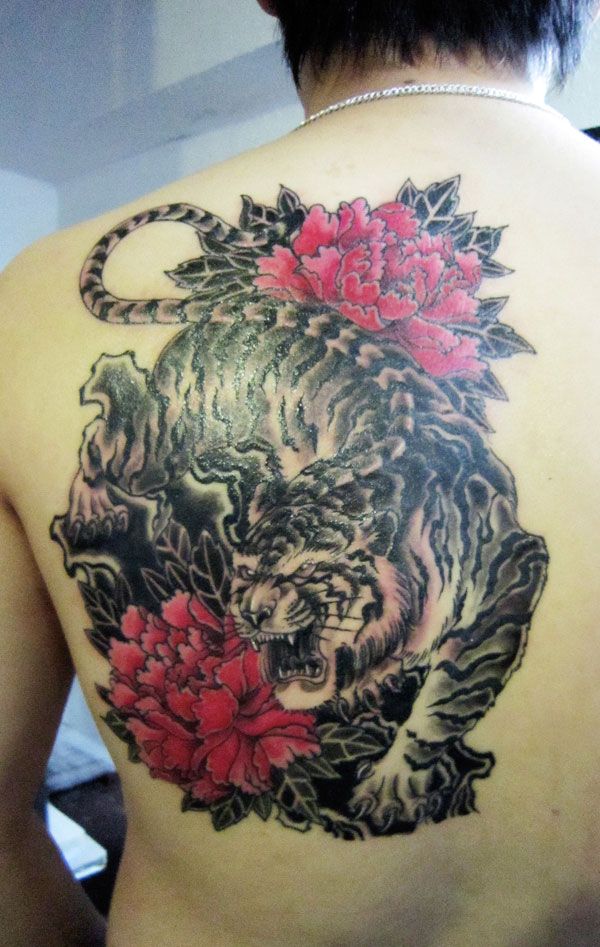 后背上的下山虎牡丹纹身