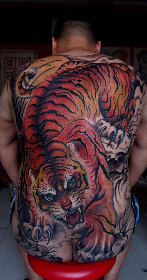 满背下山虎纹身