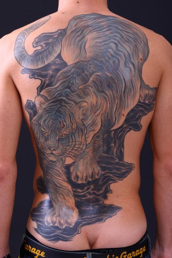 满背下山虎纹身图案