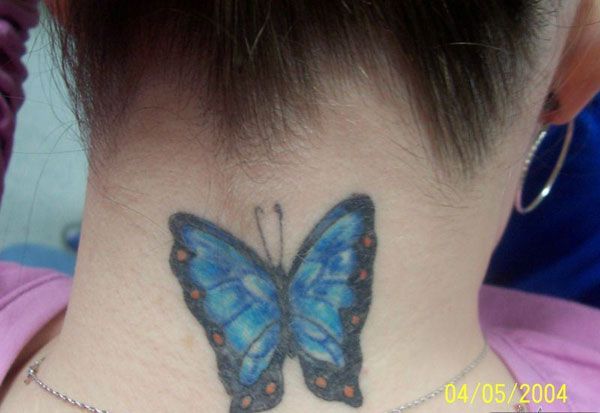 女生脖子蓝色蝴蝶纹身图案