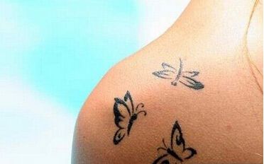 优雅蝴蝶肩部纹身