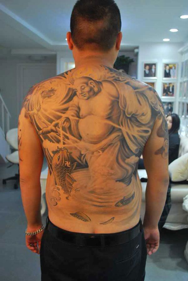 男性满背弥勒佛与鲤鱼经典纹身图案