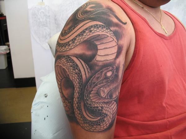 大臂上的蛇纹身图案