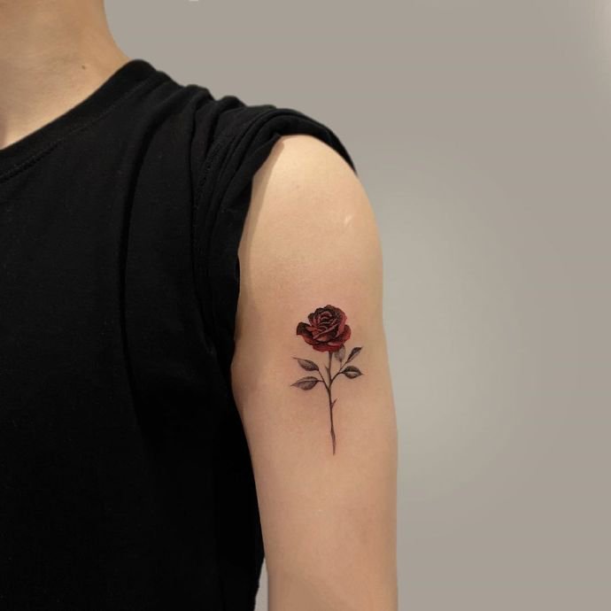 一组漂亮的红色系花卉纹身图片