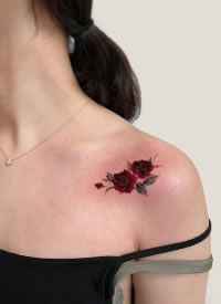 一组漂亮的红色系花卉纹身图片
