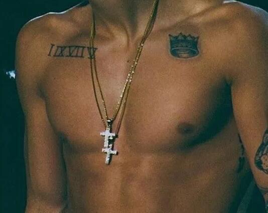 一组男生锁骨部位的纹身推荐