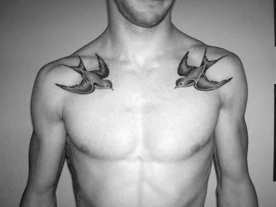 一组男生锁骨部位的纹身推荐