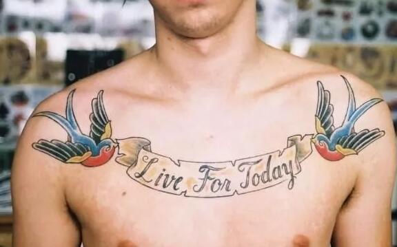 一组男生锁骨部位的纹身推荐