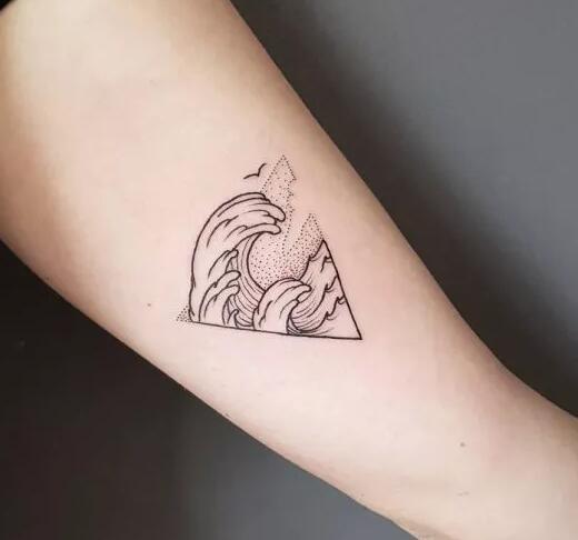 一组小清新的海浪纹身图案精选