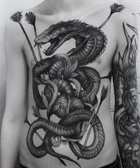 让人耳目一新的黑灰点刺纹身图片