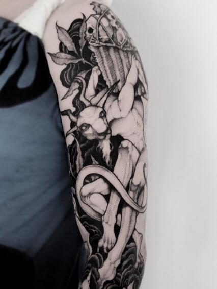 一组暗黑系的点刺纹身作品