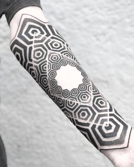 一组黑灰点刺风格的纹身图片