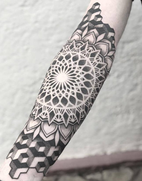 一组黑灰点刺风格的纹身图片