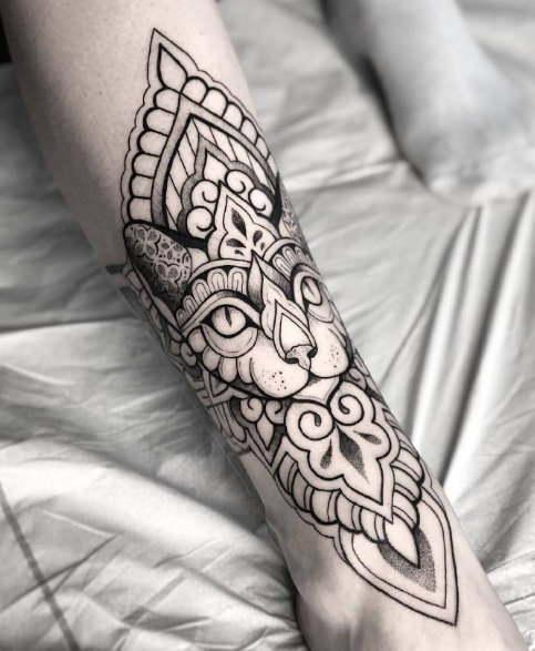 一组黑灰点刺风格的纹身图片