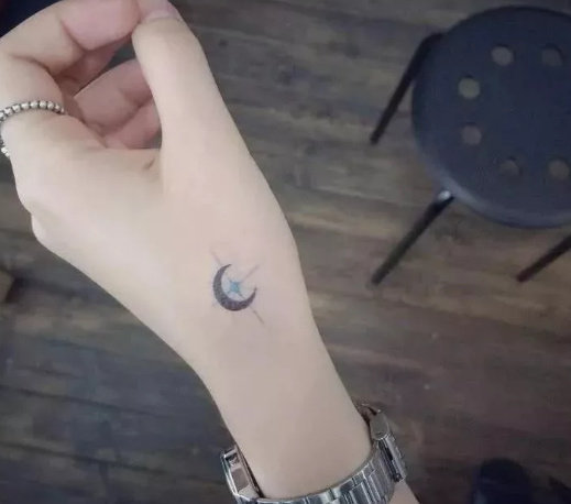 星星图案纹身，一闪一闪亮晶晶