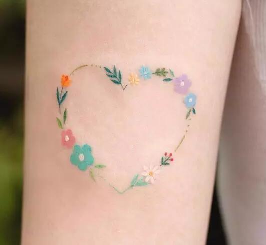 彩色的唯美小清新女生纹身图片欣赏