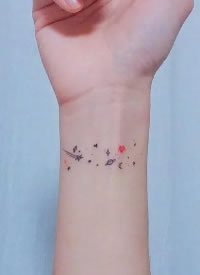手腕处的9张小清新纹身图片分享
