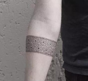 9张适合男性的臂环手环纹身图片