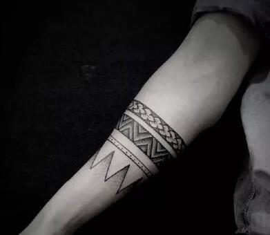 9张适合男性的臂环手环纹身图片