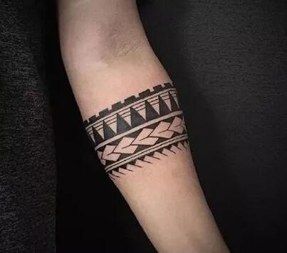 9张适合男性的臂环手环纹身图片