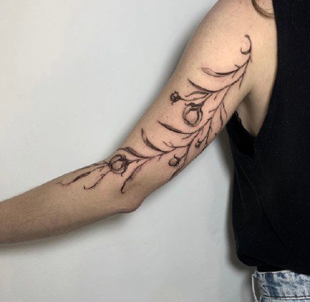 9张温和细腻的黑灰纹身图片欣赏