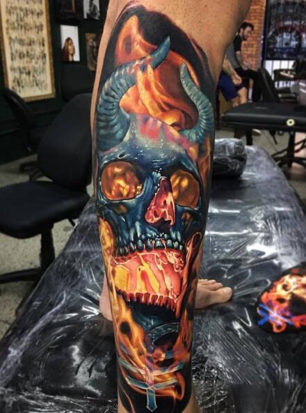 彩色写实风格的小腿纹身图片9张